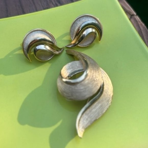 VTG Crown TRIFARI Brushed Gold Earrings and Brooch SET - Picture 2 of 7
